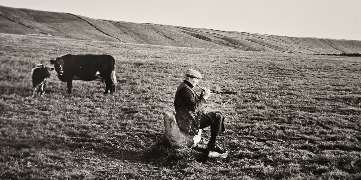 Micho Russell plays on the Piper's Chair - Photo by Jill Freedman